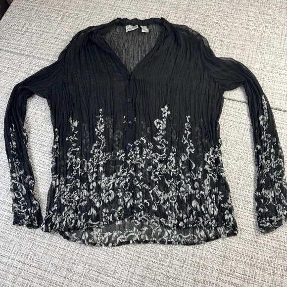 Chicos Top Black White Floral Sheer Crinkle V Neck Button Up Size 1 Small - Picture 3 of 10